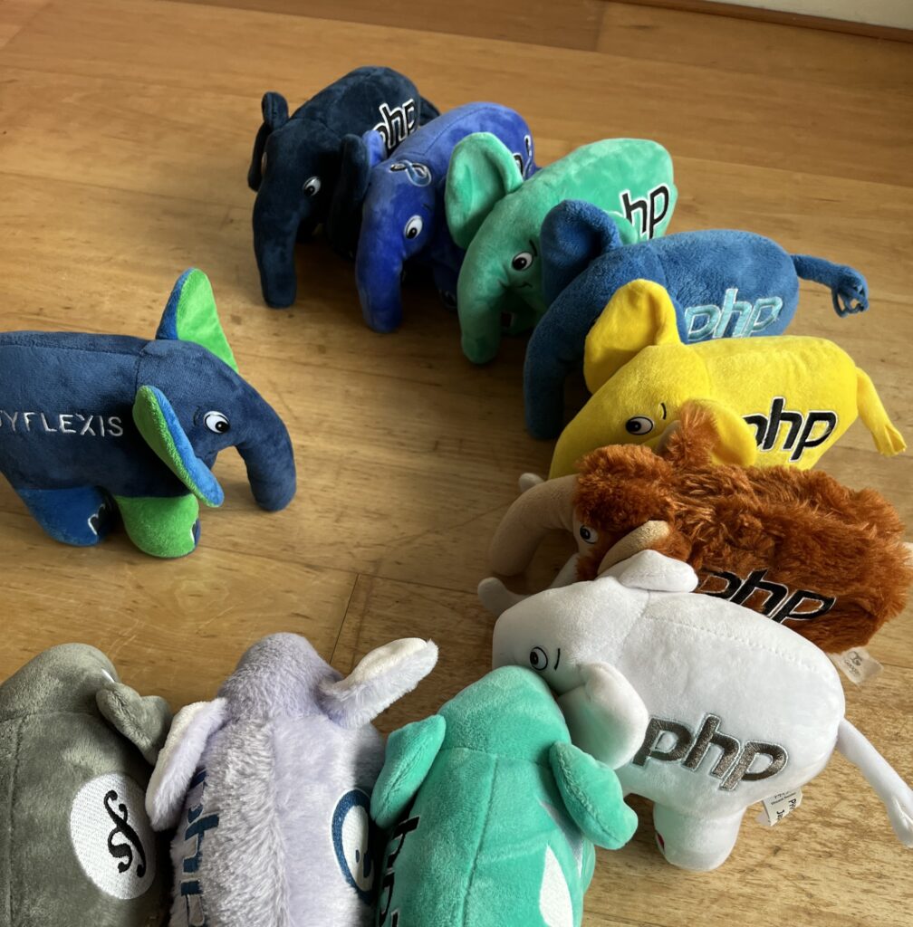 DyflexisPHPant, het PHP-olifantje, omringt door zijn vriendjes